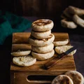 Muffiny angielskie – drożdżowe bułeczki śniadaniowe z patelni