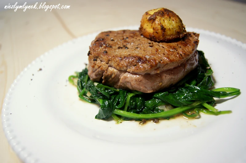 Filet mignon podany ze szpinakiem