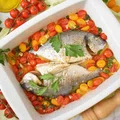 Dorada all'acqua pazza - ryba pieczona w białym winie z pomidorkami