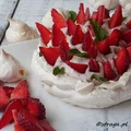 Mini beza Pavlova z truskawkami