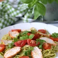 Makaron z pesto z rukoli, pomidorkami koktajlowymi i pieczonym kurczakiem