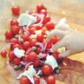 Sałatka z pomidorków koktajlowych z kaparami i mozzarellą