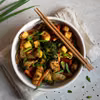 Smażone tofu z warzywami i makaronem soba