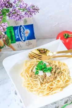 Spaghetti Z Sosem Ze Świeżych Pomidorów, Szpinaku I Fety
