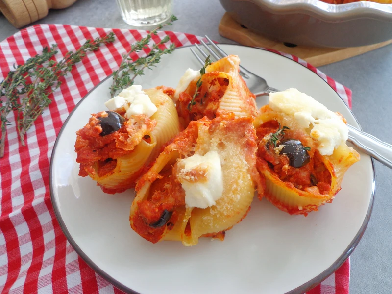 Muszle makaronowe zapiekane w sosie pomidorowym z tuńczykiem i czarnymi oliwkami