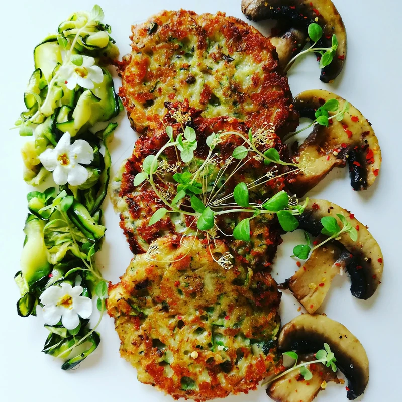 Placki z cukinii, pieczarek i mozzzarelli