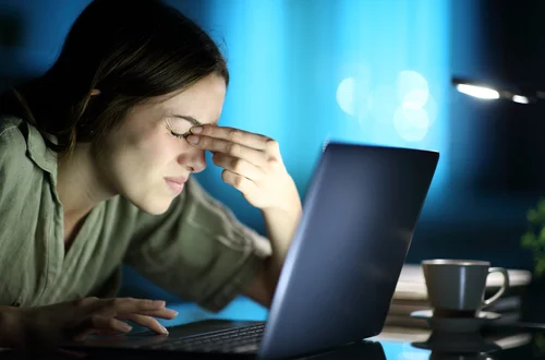 Czy na L4 można odpisać na maila z pracy? Jeden błąd może kosztować zasiłek