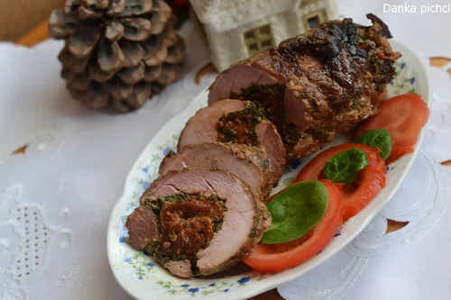 Pieczeń nadziewana szpinakiem i suszonymi pomidorami
