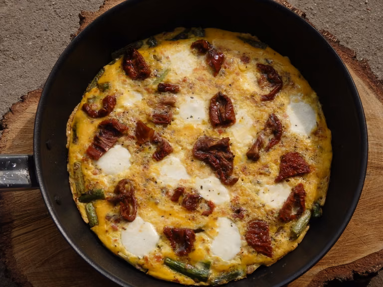 Frittata ze szparagami, suszonymi pomidorami i mozzarellą