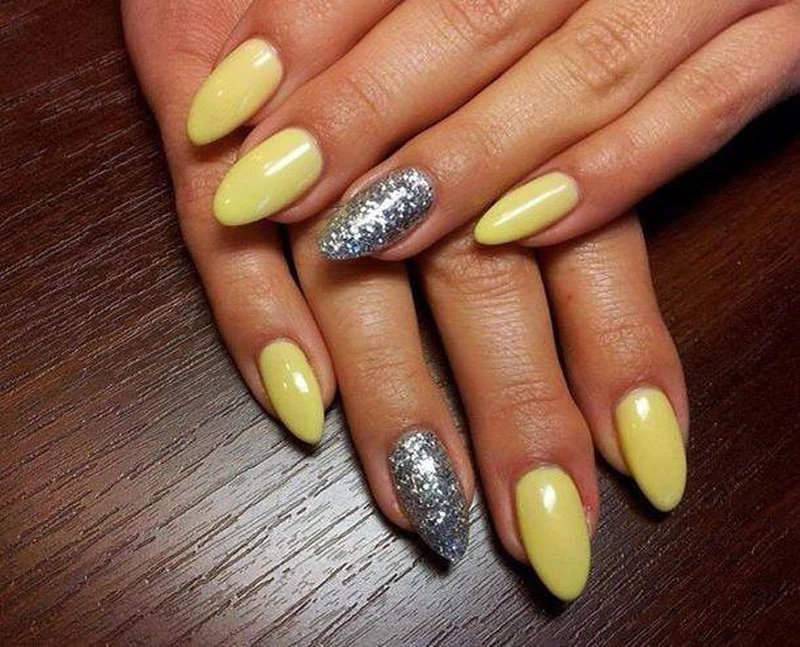 Manicure hybrydowy - żółty z brokatem
