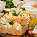 Tego nie dodawaj do pasty jajecznej! Te składniki psują jej smak
