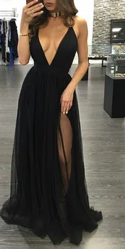 Czarna sukienka z głębokim dekoltem