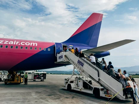 Ukryta opłata doliczana do biletów lotniczych! Wizz Air rezygnuje z niej po fali skarg