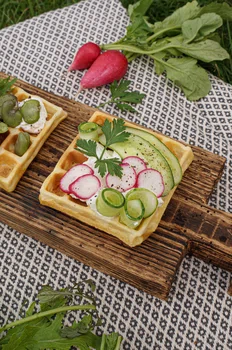 Wytrawne gofry z ziołowym serkiem i warzywami