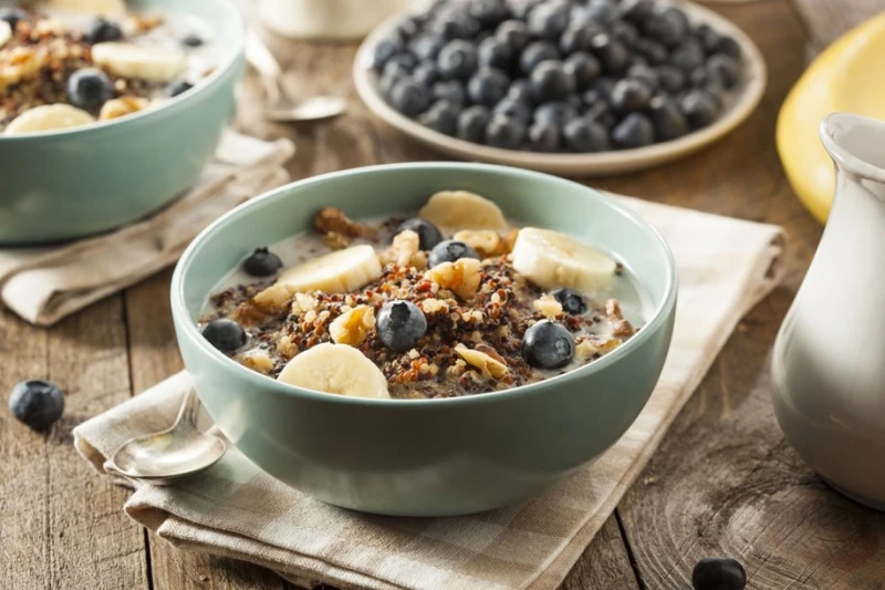 ŚNIADANIOWA QUINOA Z OWOCAMI