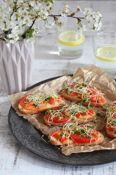 Bruschetta z mozzarellą, pieczonymi pomidorami i papryką