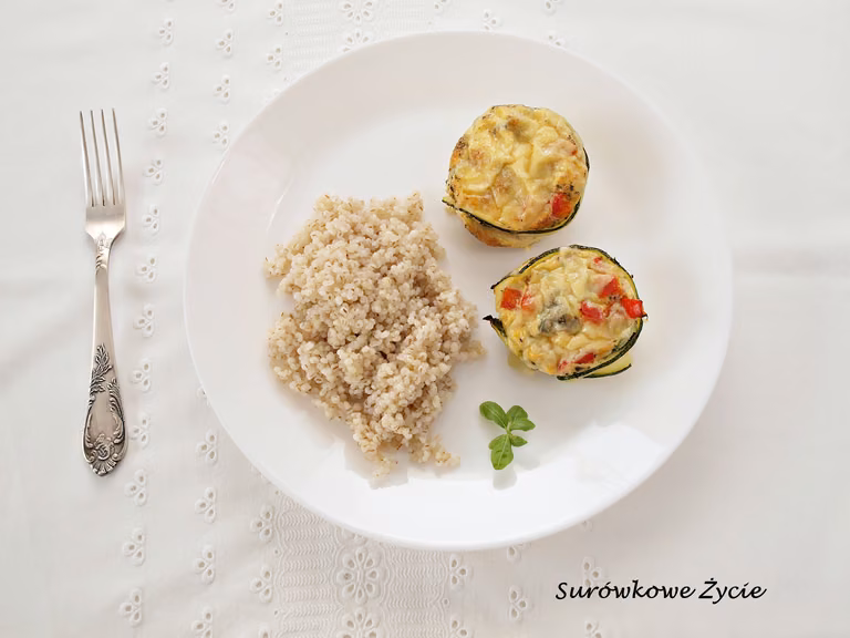 Wytrawne muffiny z cukinii, z wędliną, oliwkami i papryką