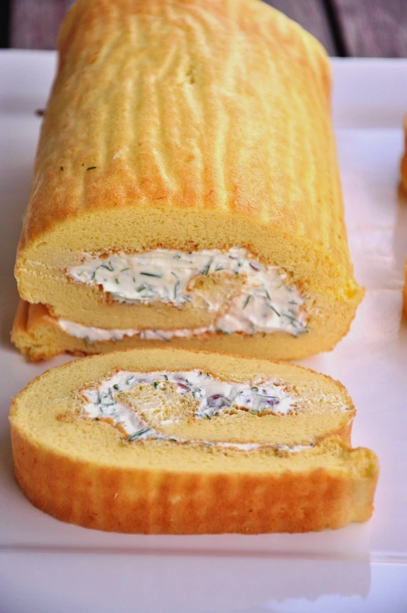 Pieczony omlet z ziołowym serkiem