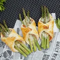 Bukiet szparagów z prosciutto i parmezanem w cieście francuskim