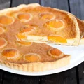 Tarta z morelami w kremie