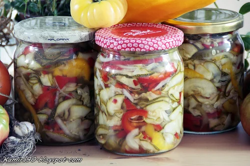 Sałatka z cukinii z papryczką pepperoni
