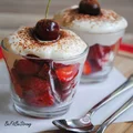 Domowa creme fraiche podana na truskawkach