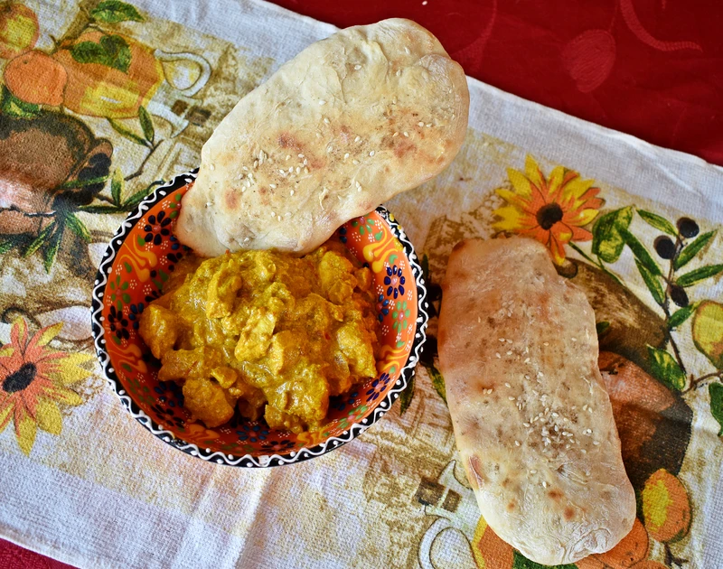 Kurczak curry z chlebkami naan