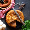 Tortilla de patatas con chorizo, czyli hiszpański omlet z ziemniaków z kiełbasą