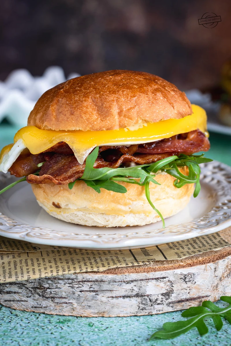 Burger z jajem sadzonym