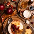 Jesienny deser: waniliowy jogurt z jabłkiem i orzechami