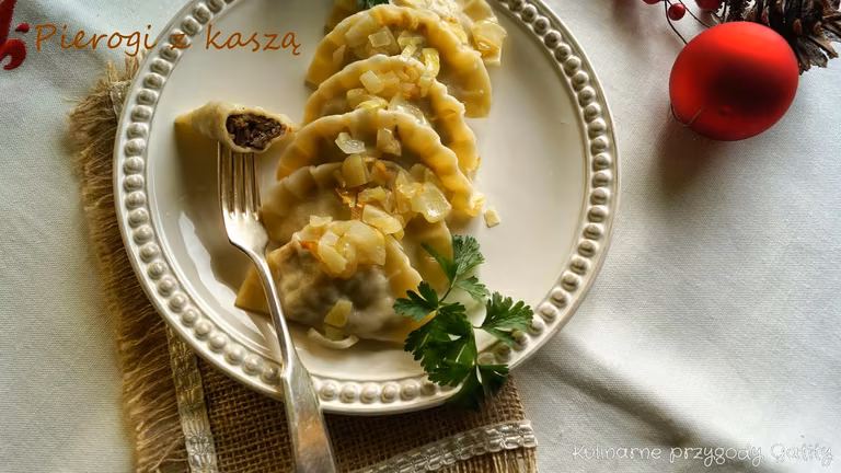 Pierogi z kaszą gryczaną i grzybami