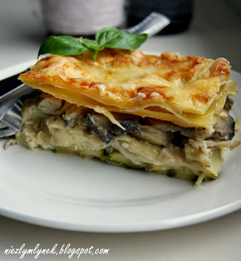 Lasagne z kurczakiem i cukinią w sosie pieczarkowym