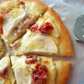 WORLD PIZZA DAY! Pizza z wędzoną szynką, serem brie i gruszką
