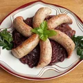 Biała kiełbasa na karmelizowanej czerwonej cebuli