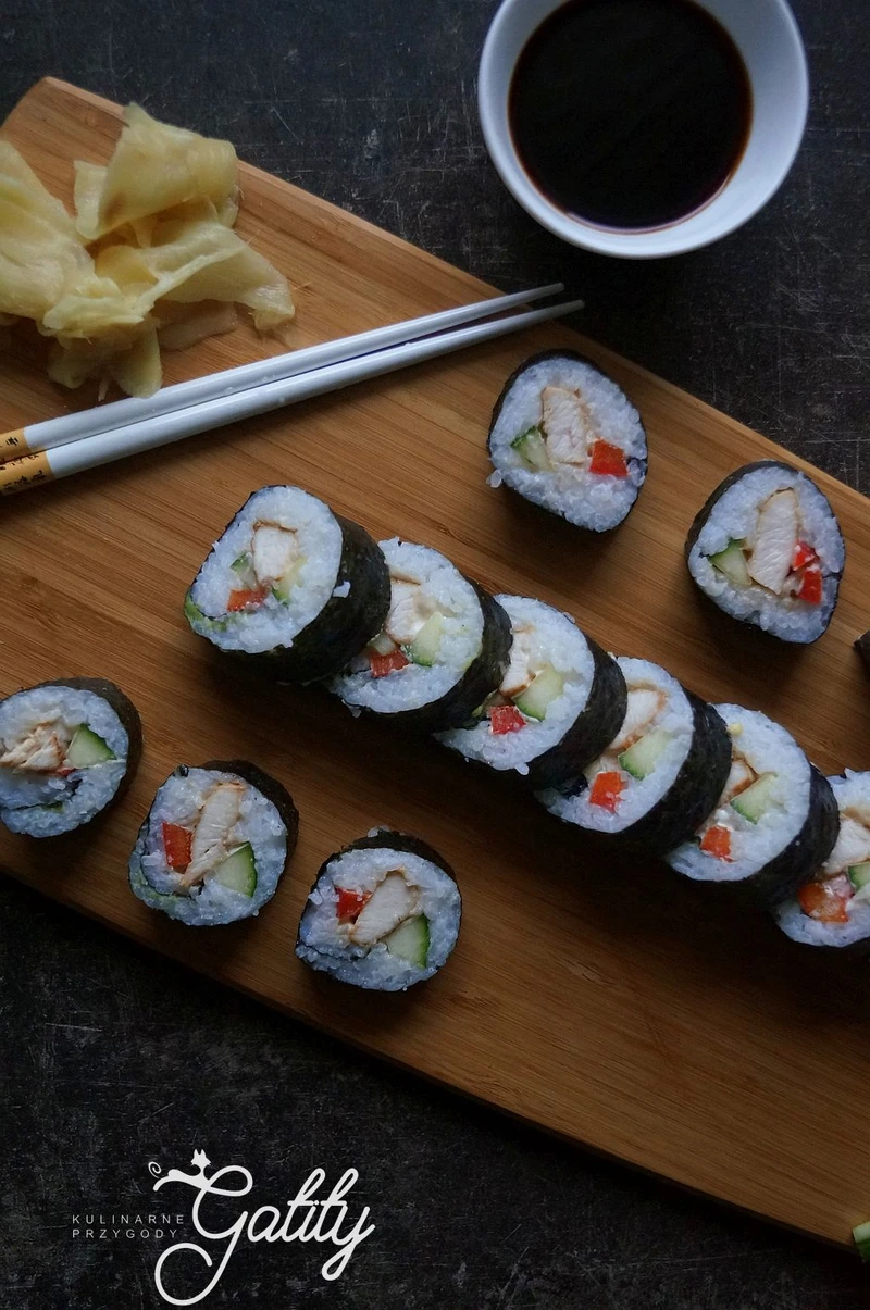 Domowe sushi, maki z kurczakiem teriyaki