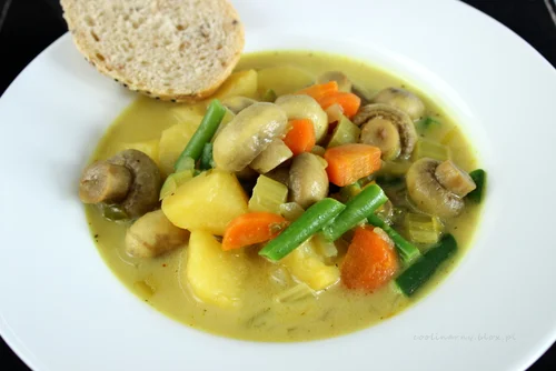 Jednogarnkowe: Wegetariańskie curry z pieczarkami i ziemniakami