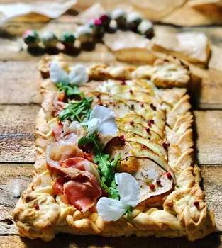 Tarta z gruszką, oscypkiem i prosciutto