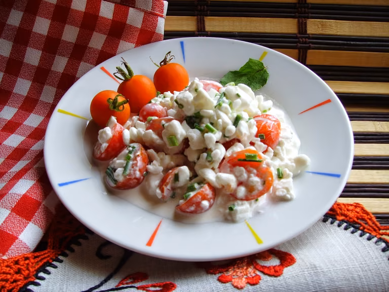 Serek wiejski z pomidorkami koktajlowymi i szczypiorkiem. Pyszne śniadanie lub kolacja.