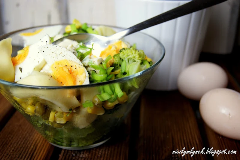 Wielkanocna sałatka z ravioli, brokułem i jajkiem