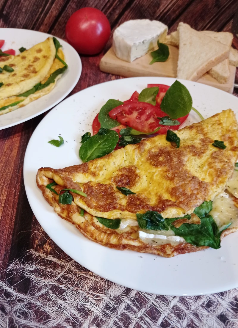 Omlet z camembertem i szpinakiem