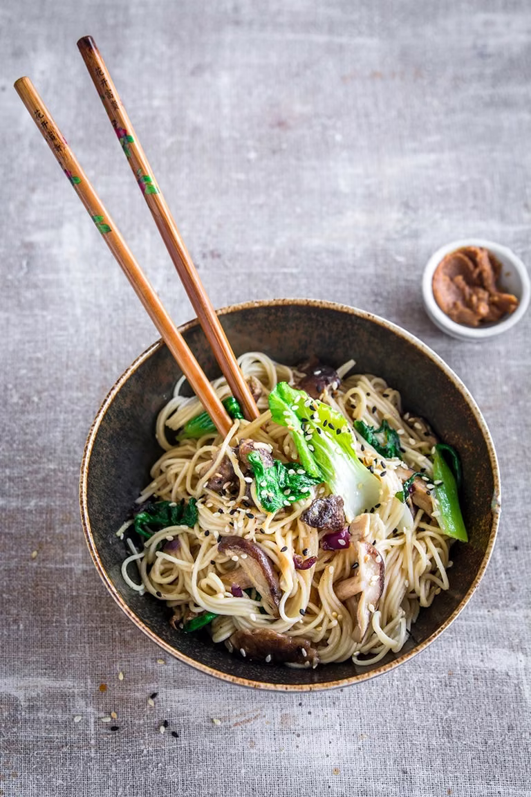 Makaron miso z grzybami shiitake