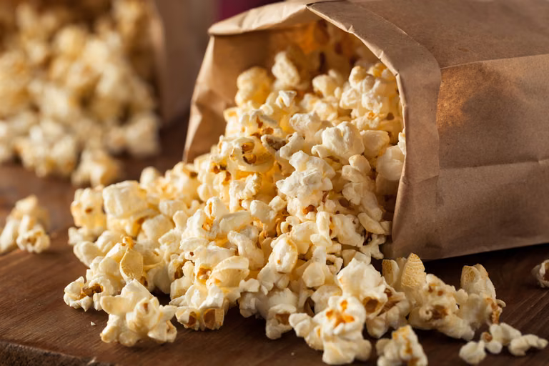 Uwielbiasz sięgać po popcorn? Oto niesamowite właściwości tej znanej przekąski!