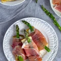 Grzanki ze szparagami, mozzarellą i szynką parmeńską
