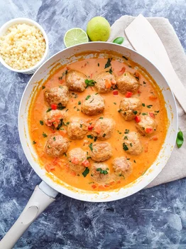 Klopsiki z indyka w orientalnym sosie curry z papryką i marchewką