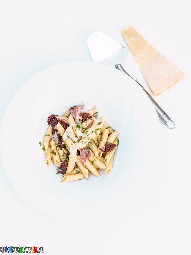 Makaron z suszonymi pomidorami i szynką parmeńską