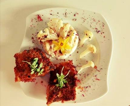 Szafranowe purée z kalafiora z leszczem panierowanym w krakersach