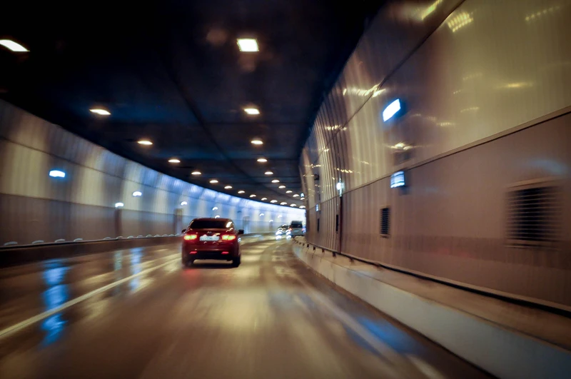 PAMIĘTAJ O TYM jadąc przez tunel!