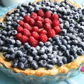 Tarta z budyniem, malinami i borówkami