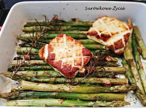 Zielone szparagi i ser halloumi zapiekane w piekarniku