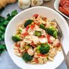 Makaron orecchiette z brokułami, suszonymi pomidorami i tuńczykiem